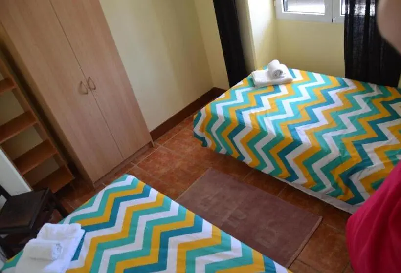 ルームシェアのワンベッド, Hostel Casal São João