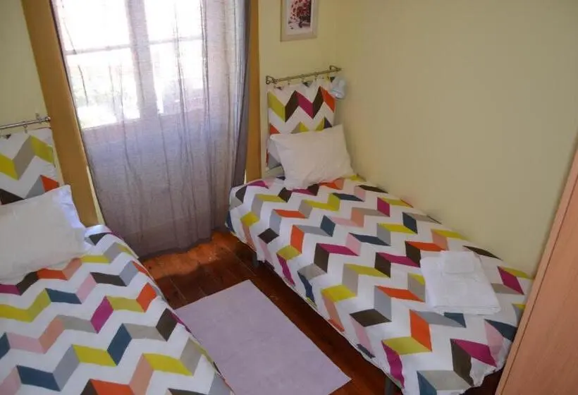ルームシェアのワンベッド, Hostel Casal São João