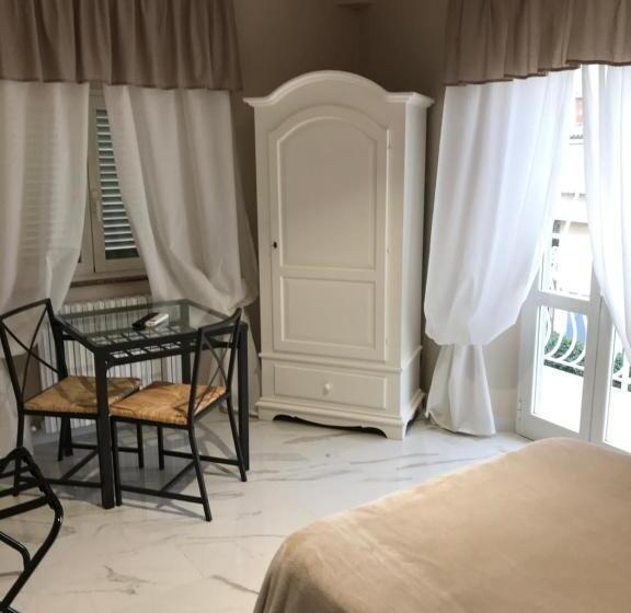 高级单人间, Paola