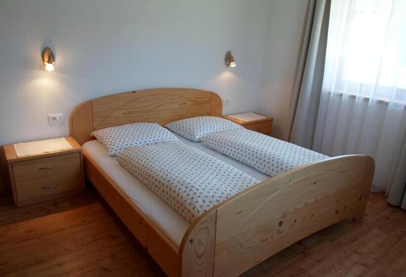 דירת שני חדרים, Stockerhof