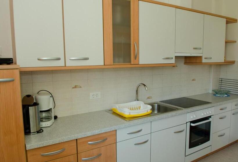 דירת שני חדרים, Stockerhof