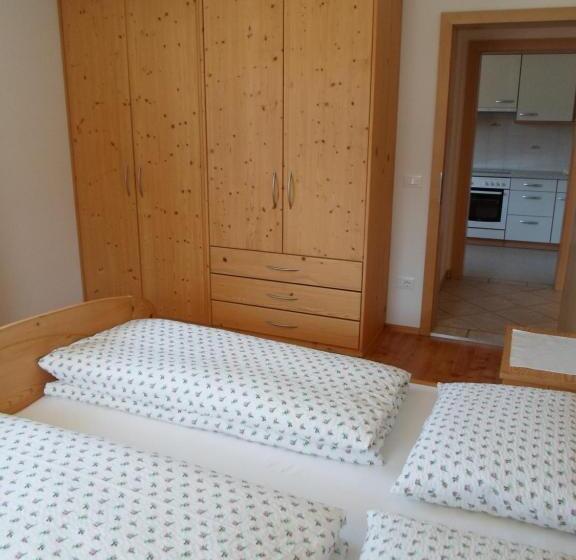 דירת שני חדרים, Stockerhof