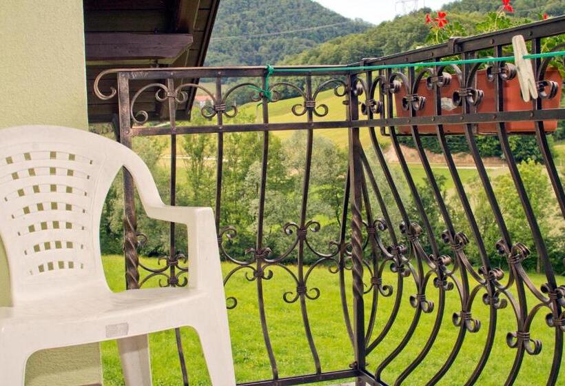 اتاق استاندارد سه تخته با بالکن, Tourist Farm Mraz