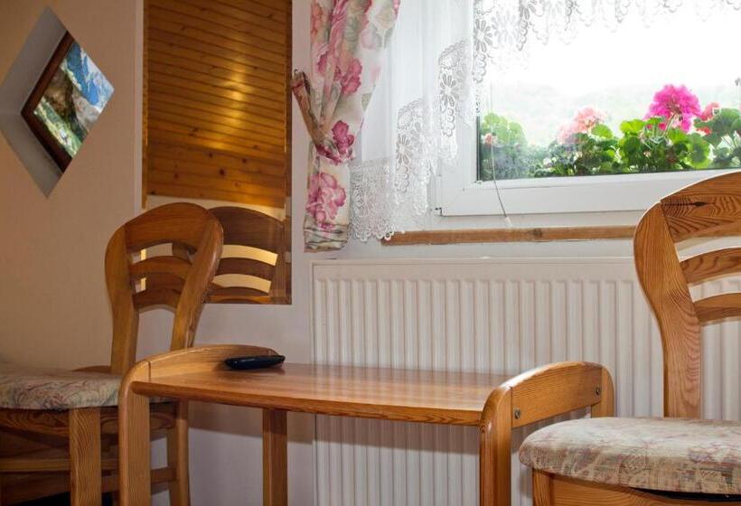 اتاق استاندارد سه تخته با بالکن, Tourist Farm Mraz