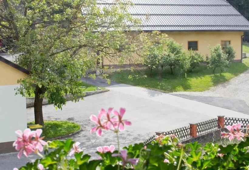 اتاق استاندارد سه نفره, Tourist Farm Mraz