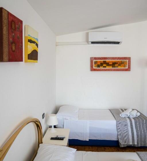 غرفة قياسية ثلاثية, Queen S Bed & Breakfast