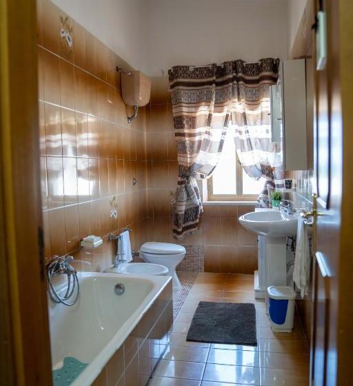 غرفة قياسية ثلاثية, Queen S Bed & Breakfast