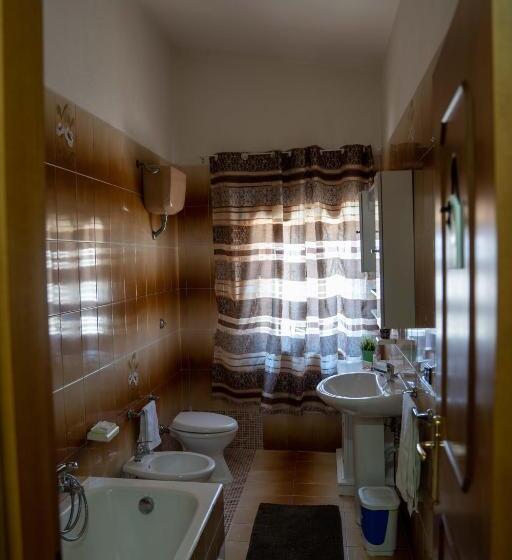 غرفة قياسية ثلاثية, Queen S Bed & Breakfast