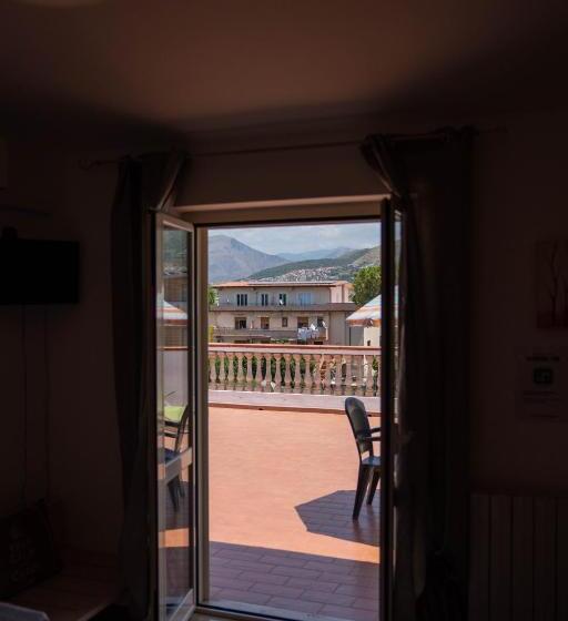 غرفة قياسية ثلاثية, Queen S Bed & Breakfast