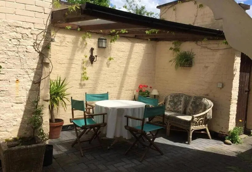اتاق استاندارد با چشمانداز باغ, Little Manor