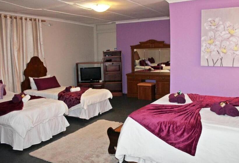 Семейный Номер, Bun Clody Manor   Guest House & Coffee Shop