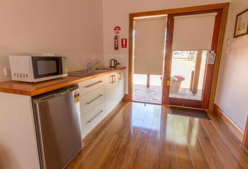 חדר סטנדרט, מיטת קינג, מותאם לאדם עם מוגבלויות, Birdwood Motel