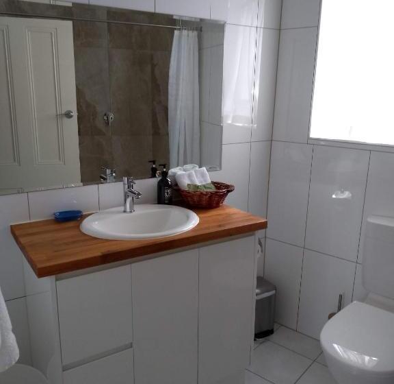 בית, 3 חדרי שינה, Birdwood Motel