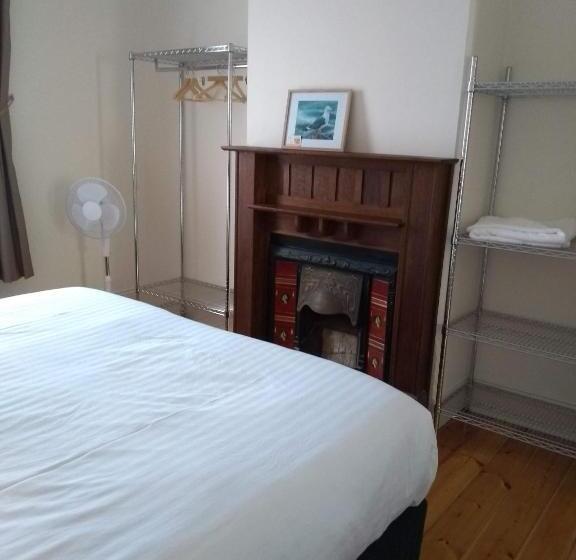 בית, 3 חדרי שינה, Birdwood Motel