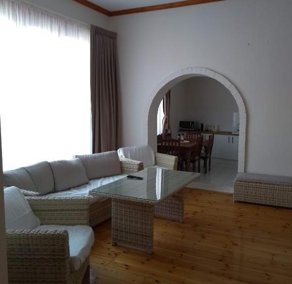 בית, 3 חדרי שינה, Birdwood Motel