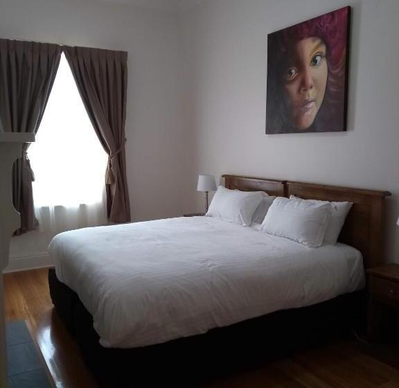 בית, 3 חדרי שינה, Birdwood Motel