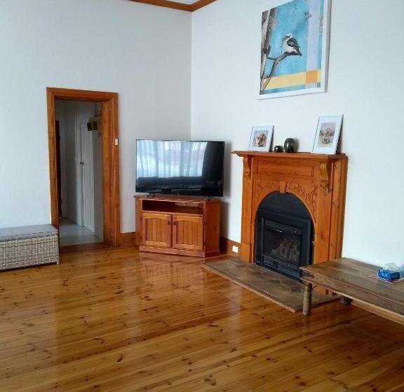 בית, 3 חדרי שינה, Birdwood Motel