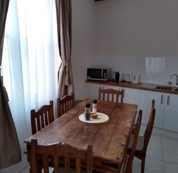 בית, 3 חדרי שינה, Birdwood Motel