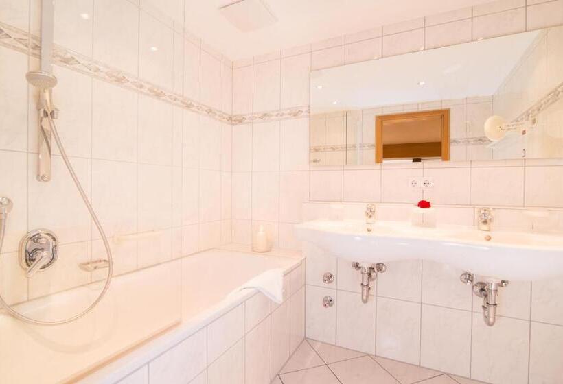 جناح جونيور, Alte Krone