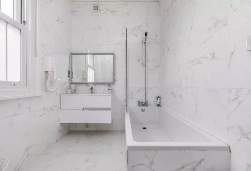 デラックススタジオ, Ashbys Accommodation & Spa Hire
