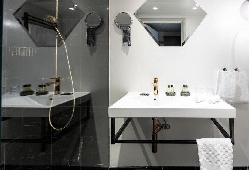 חדר משפחתי, Flora