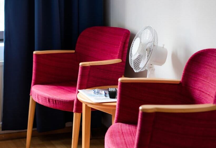 이코노미 룸, Jahtihovi