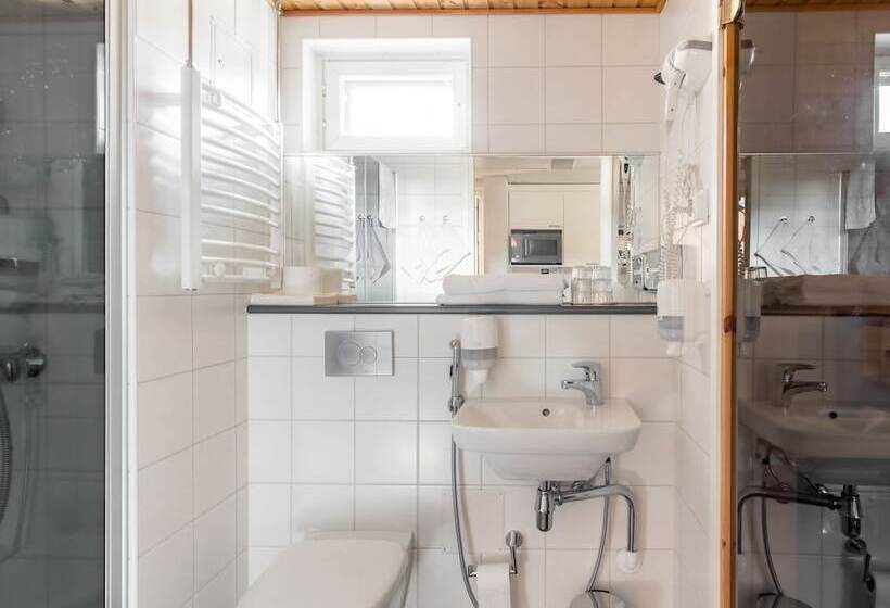 수피리어 룸, Jahtihovi