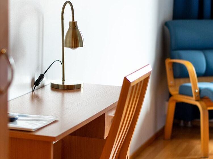 이코노미 룸, Jahtihovi