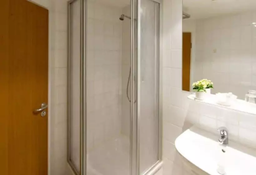 Standard Kolmen Hengen Huone, Near By