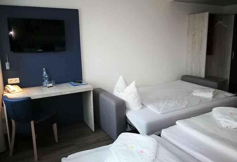 חדר סטנדרט לשלושה, Near By