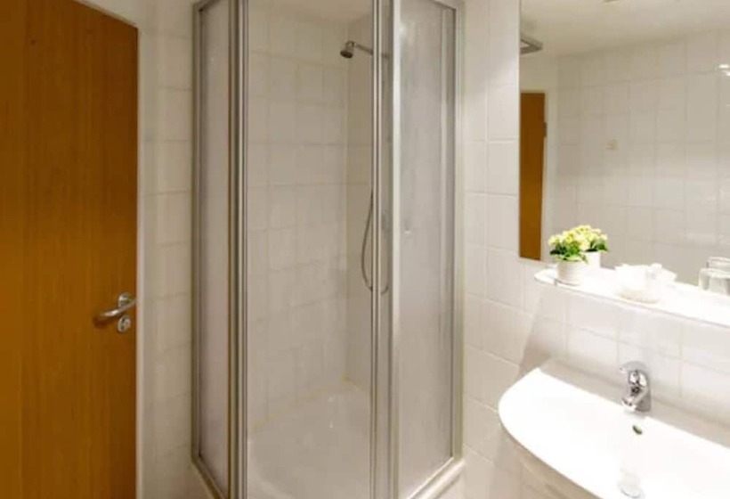 חדר סטנדרט לארבעה, Near By