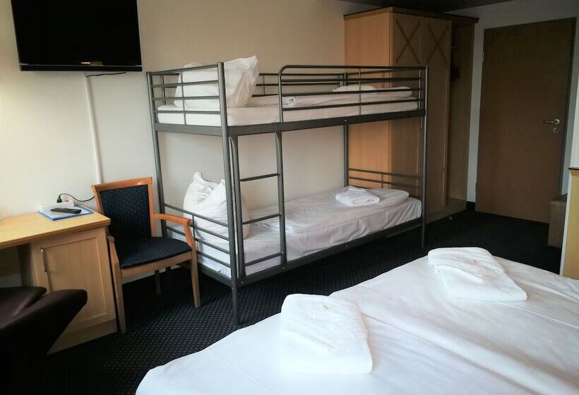 חדר סטנדרט לארבעה, Near By