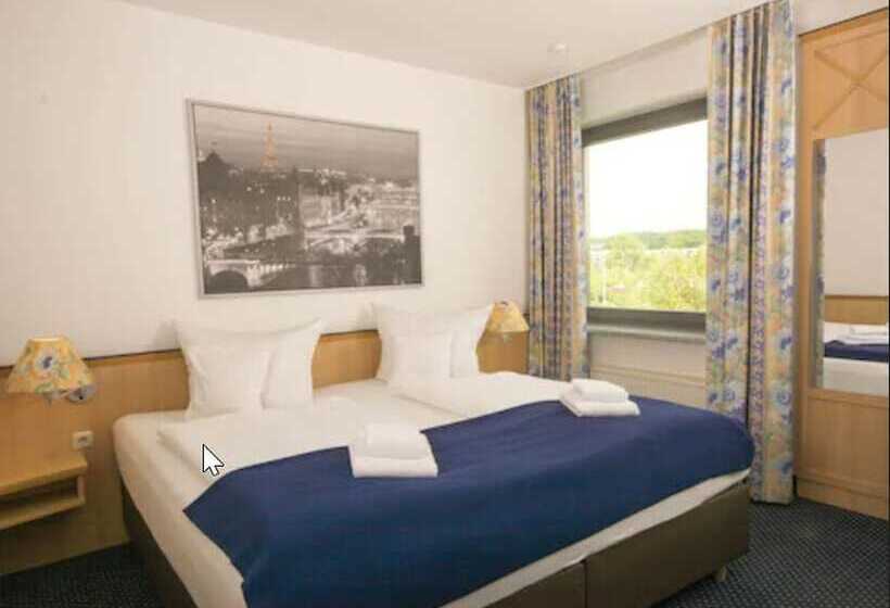 חדר משפחתי, Near By