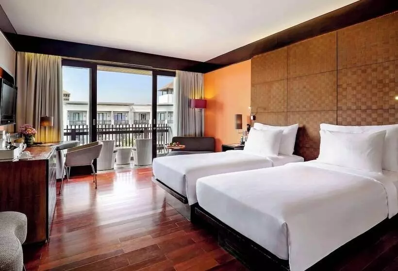 اتاق لوکس با چشم‌انداز باغ, Pullman Bali Legian Beach