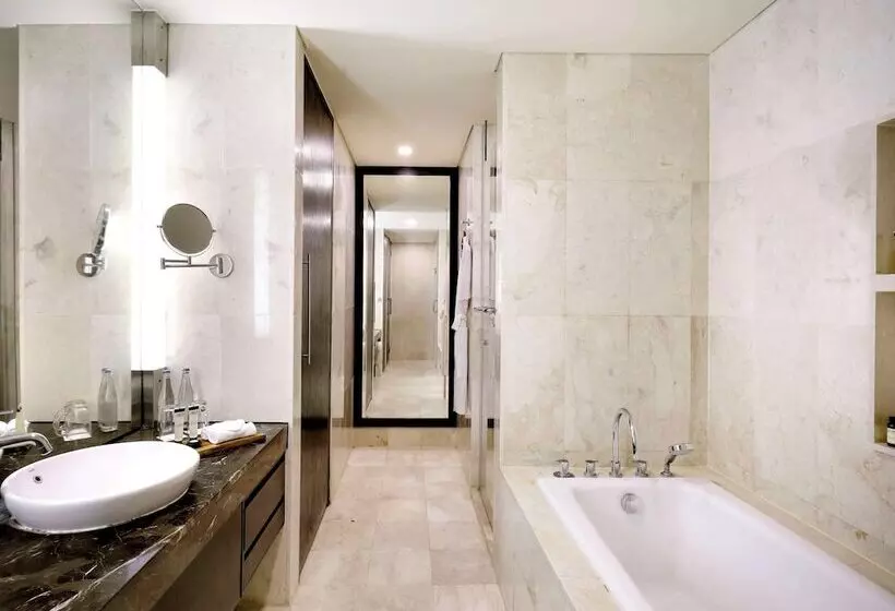اتاق لوکس با چشم‌انداز باغ, Pullman Bali Legian Beach