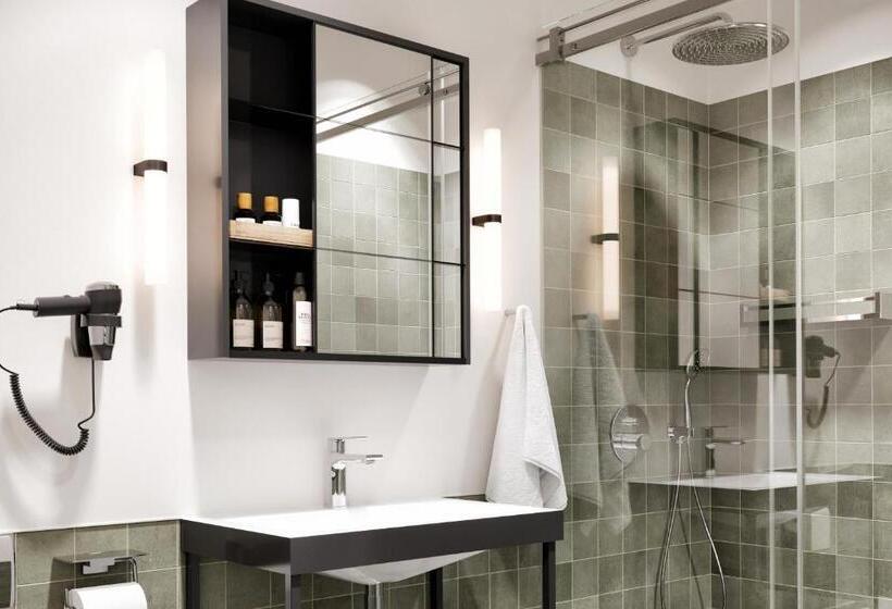 Standard Room King Bed Adapted for people with reduced mobility