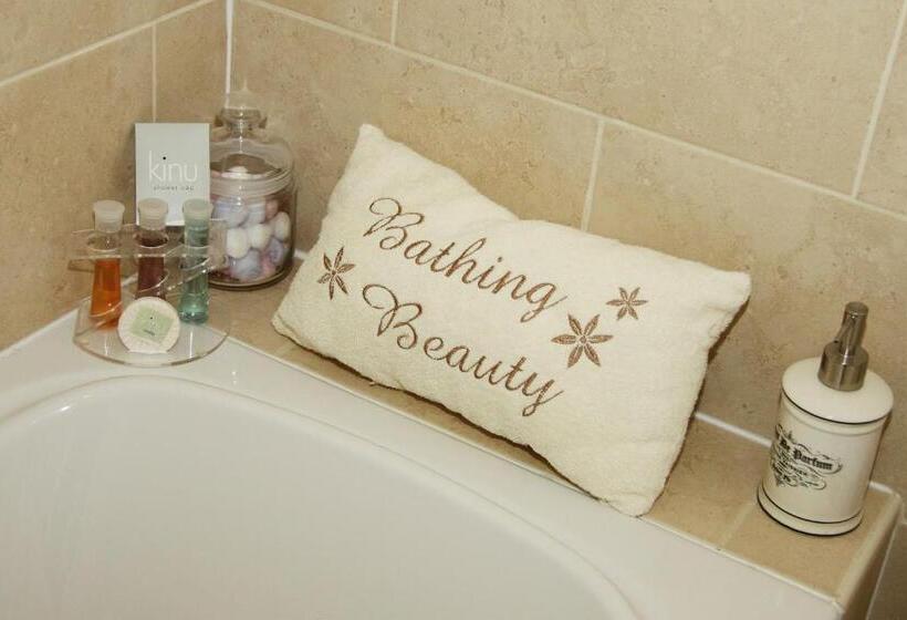 Номер Стандарт, The Red Lion