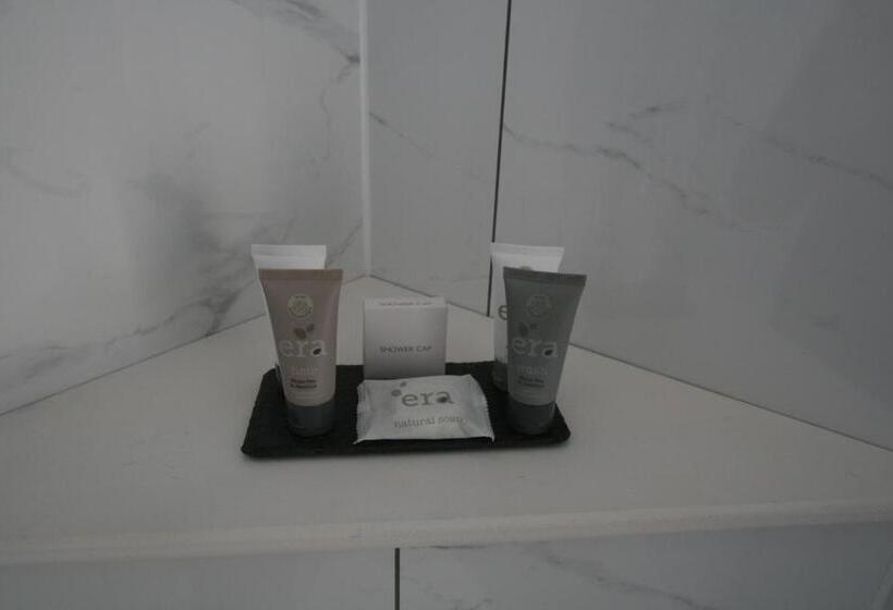 スタンダードルーム, The Red Lion