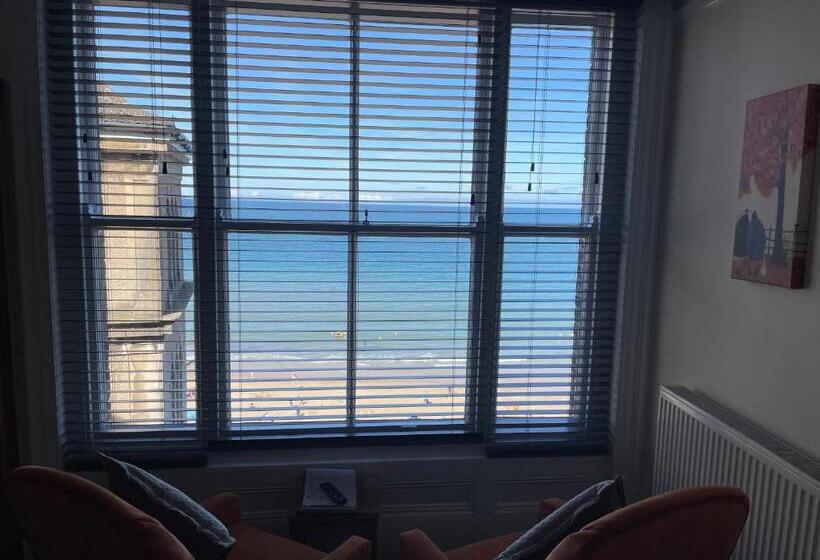 Номер Стандарт Вид на Море, The Red Lion