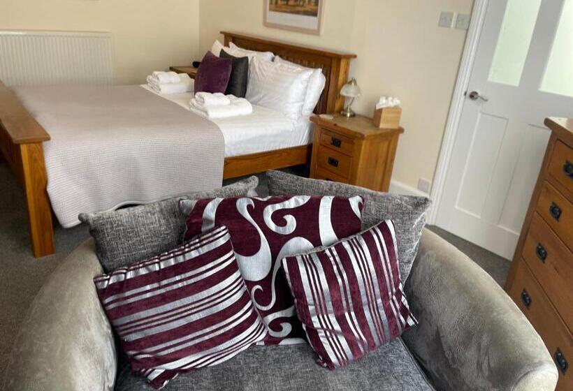 Номер Стандарт Вид на Море, The Red Lion