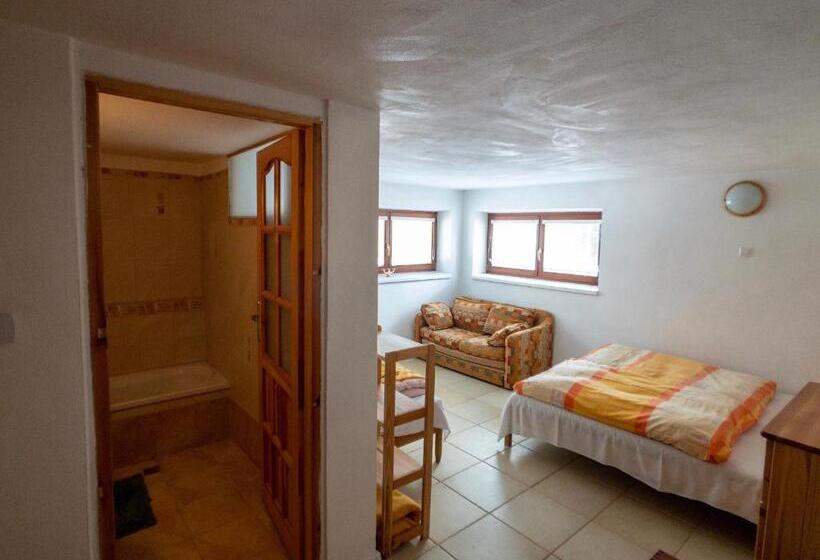 شقة غرفتين, Chalupa V Západných Tatrách