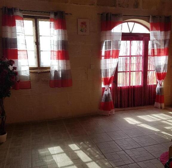 اتاق لوکس با بالکن و چشم‌انداز دریا, Ta  Karkar Villa Bed And Breakfast