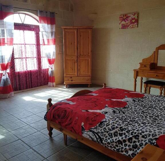 اتاق لوکس با بالکن و چشم‌انداز دریا, Ta  Karkar Villa Bed And Breakfast