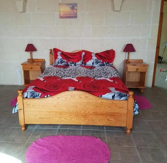 اتاق لوکس با بالکن و چشم‌انداز دریا, Ta  Karkar Villa Bed And Breakfast
