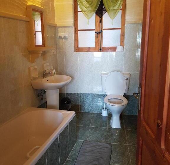 اتاق استاندارد با بالکن و چشم‌انداز دریا, Ta  Karkar Villa Bed And Breakfast