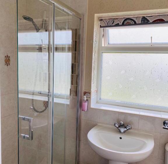 اتاق استاندارد با چشمانداز باغ, Crossroads