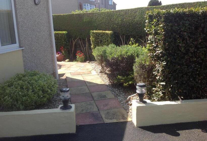 اتاق استاندارد با چشمانداز باغ, Crossroads