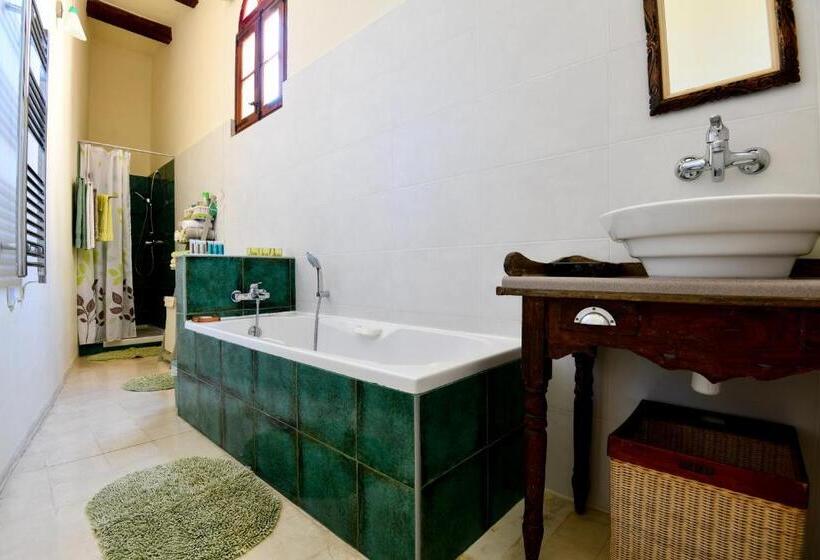 اتاق لوکس با تخت بزرگ, Charming B&b Dar Ta Zeppi