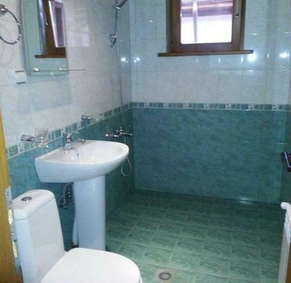 标准三人间, Denis Guest House