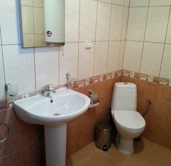 标准工作室, Denis Guest House